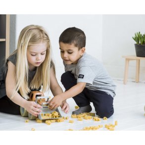 Dantoy BIOplast Tractor with Grab Bucket