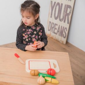 New Classic Toys Vegetables on cutting board