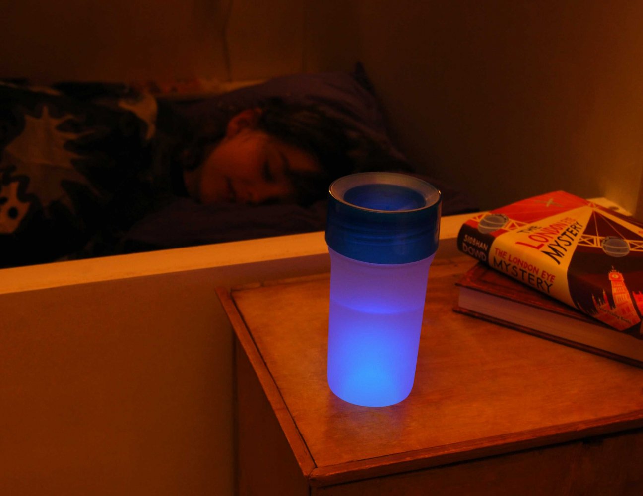 https://sw10261.sfstatic.io/upload_dir/shop/Maerker/Sacokids/Litecup/_thumbs/litecup---no-spill-sippy-cup-with-nightlight-glowing-at-bedside.w1400.h1000.jpg